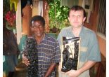 S makondovským řezbářem Josephem Fintanim, Ndanda, Tanzania, Nov 2006